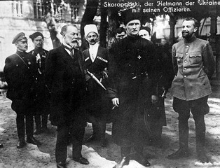 Гетьман Павло Скоропадський зі своєю свитою. 1918 рік.